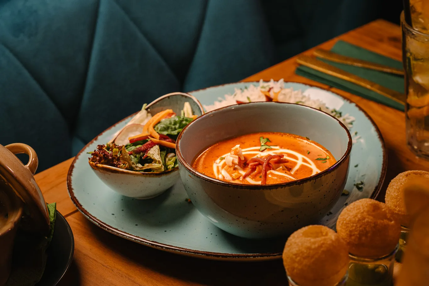 Curry mit Basmatireis und Salat – ein Gericht aus dem Business-Lunch